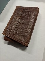 2012-0013-HHIa.jpg; 2012-0013-HHI; Bruine portefeuille met administratie, brieven en drukwerk; portemonnees