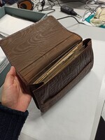 2012-0013-HHIb.jpg; 2012-0013-HHI; Bruine portefeuille met administratie, brieven en drukwerk; portemonnees