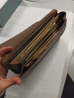 2012-0013-HHIc.jpg; 2012-0013-HHI; Bruine portefeuille met administratie, brieven en drukwerk; portemonnees