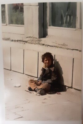 2012-0110-PRE.jpg; 2012-0110-PRE; Fier, Albanië - bedelend kind; fotografie