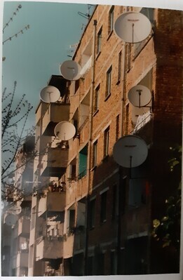 2012-0112-PRE.jpg; 2012-0112-PRE; Fier, Albanië - TV schotels; fotografie