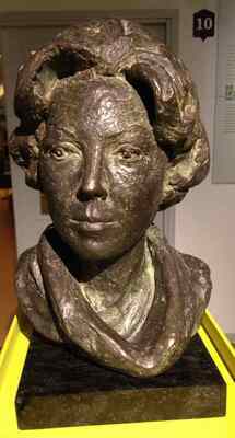 2013-0001-BEO.jpg; 2013-0001-BEO; Portret van H.M. Koningin Beatrix.; bustes (beeldhouwwerken)