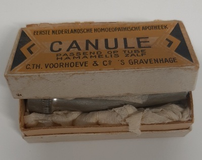 2013-0014-HHI.jpg; 2013-0014-HHI; Canule (voor aambeienzalf) in doos; gebruiksvoorwerp