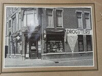 2013-0016-PREa.jpg; 2013-0016-PRE; Foto van de gevel van drogisterij Nettesheim; stadsgezichten (beeldmateriaal)
