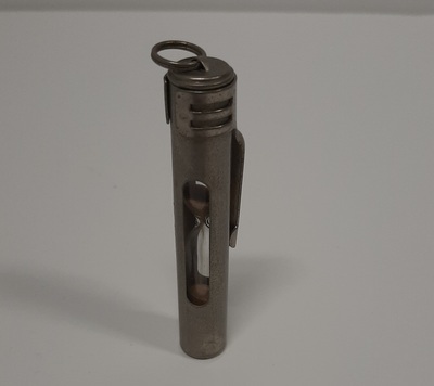 2013-0021-HHI.jpg; 2013-0021-HHI; Kokertje met zandloper (1/2 minuten); gebruiksvoorwerp