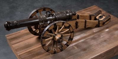 2014-0001-OMO.jpg; 2014-0001-OMO; 18de eeuws miniatuurkanon, gegoten door Cornelis Crans in ‘s Lands Geschutgieterij.; kanonnen