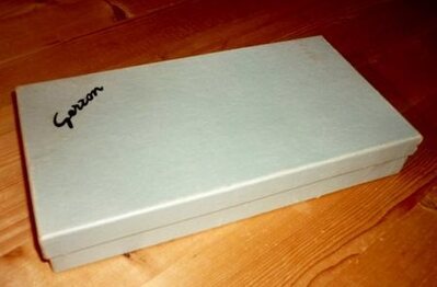 2014-0003-HHI.jpg; 2014-0003-HHI; Handschoenendoosje van het vm. modehuis van de firma Gerzon.; handschoenendoos