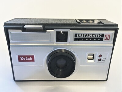 2018-0005-MDI1a.jpg; 2018-0005-MDI/1; Kodak Instamatic 50 Camera (onderdeel van de V&D schat/tijdcapsule uit de jaren 1960); fototoestel
