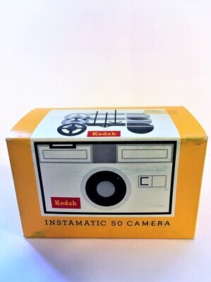 2018-0005-MDI2.jpg; 2018-0005-MDI/2; Kartonnen verpakking voor Kodak Instamatic 50 Camera (onderdeel van de V&D schat/tijdcapsule uit de jaren 1960)
; verpakkingsmateriaal