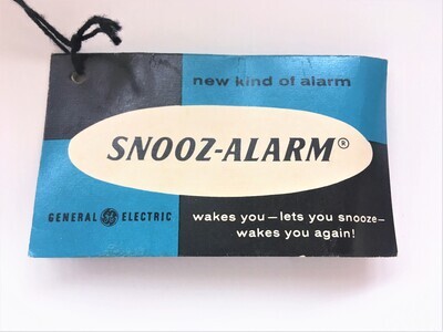 2018-0006-MDI3a.jpg; 2018-0006-MDI/3; Handleiding voor Snooz-Alarm functie van elektrische wekker van het merk General Electric (onderdeel van de V&D schat/tijdcapsule uit de jaren 1960); instructies
