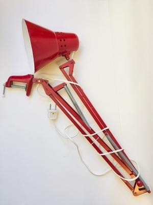 2018-0011-MDI.jpg; 2018-0011-MDI; Bureaulamp "Luxo Architectenlamp L.S.A A.101" ontworpen door Jac Jacobson (onderdeel van de V&D schat/tijdcapsule uit de jaren 1960); lampen