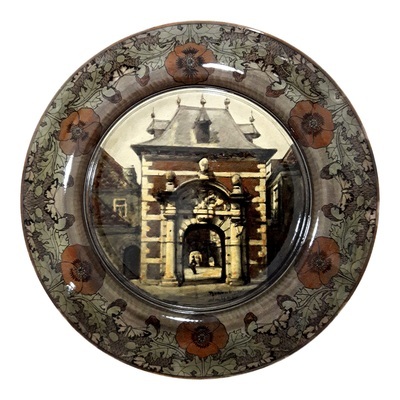2019-0001-OCE-b.jpg; 2019-0001-OCE; Wandschotel, vervaardigd door aardewerkfabriek Rozenburg met afbeelding van de Maurits- of Grenadierspoort op het Binnenhof te Den Haag, geschilderd door Daniël Harkink; schotels