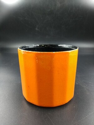 201d76bb-5e88-42e5-a3bb-2171c93b99a4.jpg; 1997-0130-HHI; Oranje, hoekige bloempot met zwarte binnenkant.; huishoudelijke artikelen
