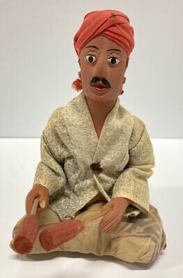 2020-0001-HHI-1.jpg; 2020-0001-HHI/1; Muzikant uit het Gamalan orkest uit Indonesisch restaurant Garoeda in Den Haag; Gamalan orkest