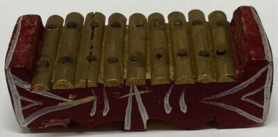 2020-0001-HHI-12.jpg; 2020-0001-HHI/12; Muziekinstrument uit het Gamalan orkest uit Indonesisch restaurant Garoeda in Den Haag; Gamalan orkest