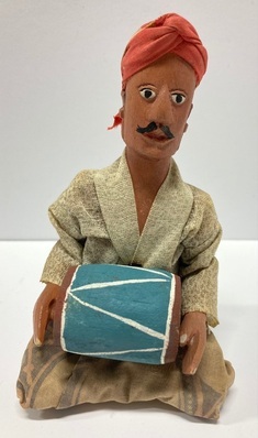 2020-0001-HHI-5.jpg; 2020-0001-HHI/5; Muzikant uit het Gamalan orkest uit Indonesisch restaurant Garoeda in Den Haag; Gamalan orkest