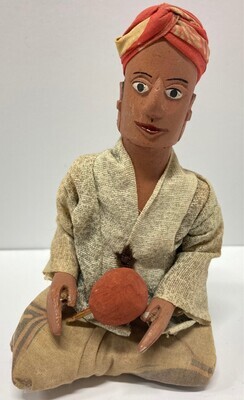 2020-0001-HHI-7.jpg; 2020-0001-HHI/7; Muzikant uit het Gamalan orkest uit Indonesisch restaurant Garoeda in Den Haag; Gamalan orkest