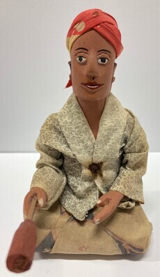 2020-0001-HHI-9.jpg; 2020-0001-HHI/9; Muzikant uit het Gamalan orkest uit Indonesisch restaurant Garoeda in Den Haag; Gamalan orkest