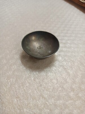 2020-0001-MME.jpg; 2020-0001-MME; Zilveren kommetje met het logo van Garoeda; kommen