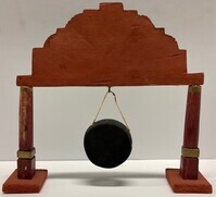 2020-0001v-HHI-16.jpg; 2020-0001-HHI/16; Muziekinstrument uit het Gamalan orkest uit Indonesisch restaurant Garoeda in Den Haag; Gamalan orkest