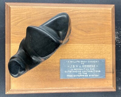 2021-0001-BEO.jpg; 2021-0001-BEO; IMG-beeldje van het Canadese lid Harry Rosen voor J.B.W.A. Giesbers, oprichter van de IMG; beeldhouwwerken (beeldmateriaal)