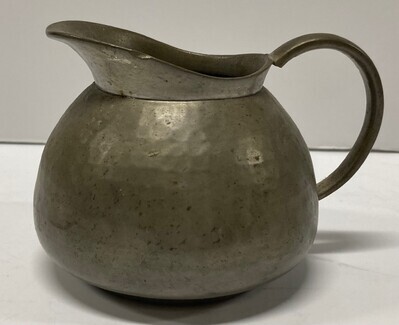 2021-0001-MMO4.jpg; 2021-0001-MMO/4; Melkkannetje van de tinnen theeset van Fam. Meeuws & zoon; theeserviezen