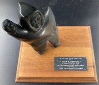 2021-0001v-BEO.jpg; 2021-0001-BEO; IMG-beeldje van het Canadese lid Harry Rosen voor J.B.W.A. Giesbers, oprichter van de IMG; beeldhouwwerken (beeldmateriaal)