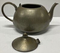 2021-0001v-MMO1.jpg; 2021-0001-MMO/1; Theepot van de tinnen theeset van Fam. Meeuws & zoon; theeserviezen