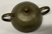 2021-0001v-MMO3.jpg; 2021-0001-MMO/3; Suikerpot van de tinnen theeset van Fam. Meeuws & zoon; theeserviezen