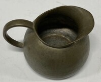 2021-0001v-MMO4.jpg; 2021-0001-MMO/4; Melkkannetje van de tinnen theeset van Fam. Meeuws & zoon; theeserviezen