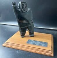 2021-0001vv-BEO.jpg; 2021-0001-BEO; IMG-beeldje van het Canadese lid Harry Rosen voor J.B.W.A. Giesbers, oprichter van de IMG; beeldhouwwerken (beeldmateriaal)