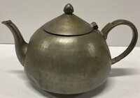 2021-0001vv-MMO1.jpg; 2021-0001-MMO/1; Theepot van de tinnen theeset van Fam. Meeuws & zoon; theeserviezen