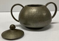 2021-0001vv-MMO3.jpg; 2021-0001-MMO/3; Suikerpot van de tinnen theeset van Fam. Meeuws & zoon; theeserviezen