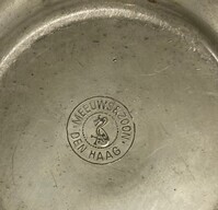 2021-0001vvv-MMO3.jpg; 2021-0001-MMO/3; Suikerpot van de tinnen theeset van Fam. Meeuws & zoon; theeserviezen