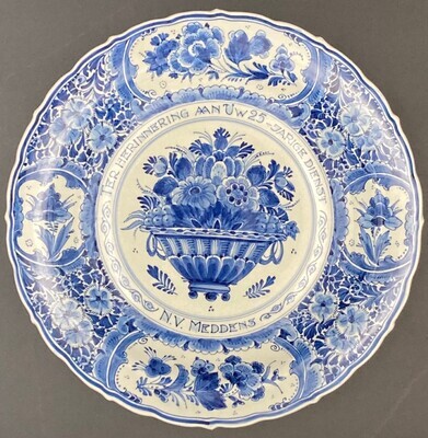 2021-0002-MCE.jpg; 2021-0002-MCE; Keramieken wandbord ''Ter Herinnering aan Uw 25-Jarige Dienst N.V. Meddens''; wandbord