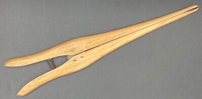 2021-0003-MHO.jpg; 2021-0003-MHO; Een houten tang om vingers van handschoenen op te rekken; Houten voorwerpen
