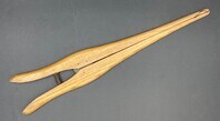 2021-0003v-MHO.jpg; 2021-0003-MHO; Een houten tang om vingers van handschoenen op te rekken; Houten voorwerpen
