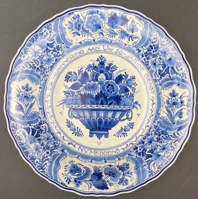 2021-0005-MCE.jpg; 2021-0005-MCE; Keramieken wandbord ''Ter Herinnering aan Uw 50-jarige dienst N.V. Meddens''; wandbord