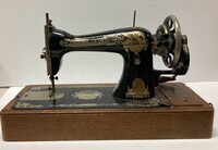 2021-0010v-HHI.jpg; 2021-0010-HHI; Pfaff naaimachine uit ca. 1900; naaimachines