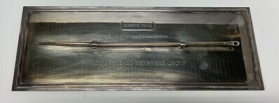 2021-0022-MDI.jpg; 2021-0022-MDI; Metalen gedenkplaatje met naald, symbool van de IMG, 16 juni 1997; prijzen (gewonnen objecten)