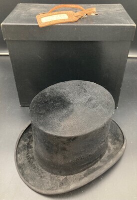 2021-0023-MDI.jpg; 2021-0023-MDI; Zwarte hoge hoed van J.B.W.A. Giesbers in hoedendoos met naamlabel; hoeden