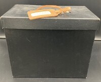 2021-0023-MDI2.jpg; 2021-0023-MDI; Zwarte hoge hoed van J.B.W.A. Giesbers in hoedendoos met naamlabel; hoeden