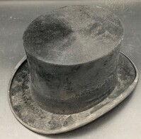 2021-0023-MDI5.jpg; 2021-0023-MDI; Zwarte hoge hoed van J.B.W.A. Giesbers in hoedendoos met naamlabel; hoeden