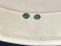 2021-0023-MDI9.jpg; 2021-0023-MDI; Zwarte hoge hoed van J.B.W.A. Giesbers in hoedendoos met naamlabel; hoeden