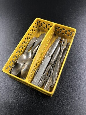 216e635f-d202-466a-9a76-0adc936fa721.jpg; 1960-0000-KPO/035; Metalen mand met bestek; manden