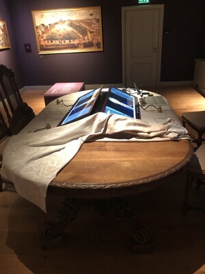 21a79bc4-7264-4994-a66b-88cc93418f12.jpg; R-GP-0360/a-f; Uitschuifbare tafel op poot met houtsnijwerk; meubilair