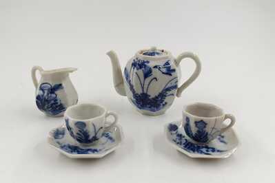 21f83259-ea62-4f20-9244-0f4f7d0e43ea.jpg; 0000-0170-KPO/1-6; Miniatuur theeservies met witte en blauwe decoraties; theeserviezen