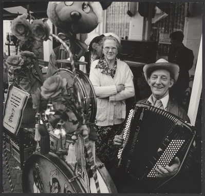 2240222c-abd0-4a2c-8ff1-fc2f3324712e.jpg; 2023-0118-PRE; Straatmuzikant op de Dunne Bierkade, Den Haag; dubbelportretten