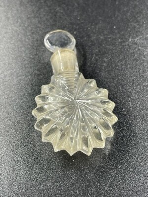 23a63396-cbd8-4c34-83ff-77a5b7a914ac.jpg; 1960-0000-KPO/237; Glazen parfumfles; parfumflessen