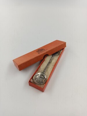 23dbe2df-fe48-40e9-a604-dc68bd6800bc.jpg; 1997-0212-HHI/a-c; Theelepel met doosje naar aanleiding van 10 jaar bevrijding; eet- en drinkgerei